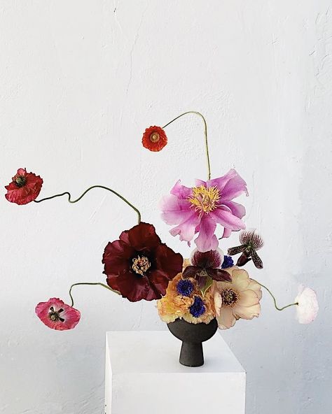 Bunches Of Flowers, Sogetsu Ikebana, Mixed Art, Ikebana Flower Arrangement, Flower Installation, Vase Arrangements, Deco Floral, Follow On Instagram, Modern Flower