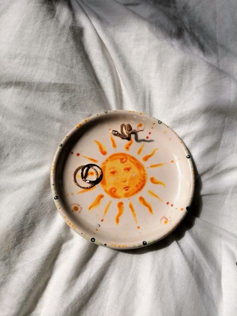 Sun Ceramic Bowl, Sun Ceramic Plate, Paint A Plate Ideas Easy, Sun And Moon Pottery Painting, Boho Pottery Painting, Ceramic Dish Ideas, Sun Pottery Painting, Unique Pottery Painting Ideas, Ceramic Plate Glaze Ideas