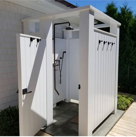 Simple Outdoor Shower Ideas, Outdoor Bathroom Ideas Backyards, Pool Bathroom Ideas Outdoor, Bathroom Ideas Outdoor, Backyard Tub, Outdoor Bathroom Ideas, Outside Shower Ideas, Pool Bathroom Ideas, Monterey House