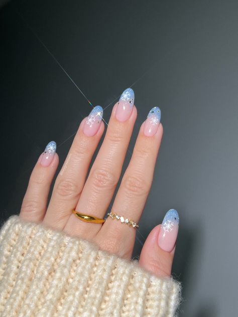 #nails #nailart #winternails #bluenails #glitternails #spraklynails #jewelry Sparkly Christmas Nails, Frozen Nails, Blue Christmas Nails, Snow Nails, Blue Glitter Nails, Bow Nail, December Nails, Christmas Gel, Red Christmas Nails