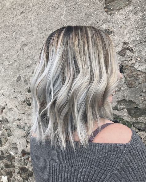 Ashy Blonde Shoulder Length Hair, Shoulder Length Platinum Blonde Hair Dark Roots, Short Blonde Root Smudge, Shoulder Length Silver Blonde Hair, Ashy Blonde Balayage Dark Roots Short Hair, Silver Shoulder Length Hair, Ashy Blonde Shadow Root, Silver Hair With Shadow Root, Short Blonde Hair Dark Roots