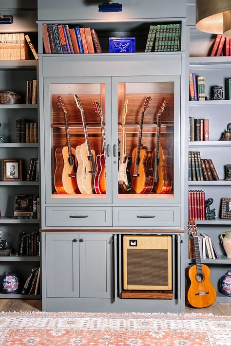 interior design music room custom built in guitar storage Music Room In House Ideas, Music Room Built Ins, Music Studio Shelves, Home Office Music Studio, Office With Guitars, Guitar Cabinet Storage, Music Gear Storage, Guitar Display Cabinet, Music Equipment Storage