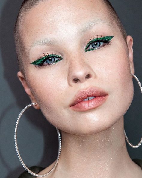 Conceptual Makeup, Sci Fi Makeup, Celine Bernaerts, Grinch Merry Christmas, Crop Haircut, Glitter Liner, Super Short Hair, Merry Christmas Everyone, Clean Hair