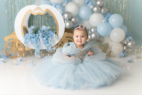 Princess blue balloon garland cake smash Cinderella Baby Photo Shoot, Disney Princess Photoshoot, Princess Cake Smash, Blue Balloon Garland, Disney Themed Cakes, Disney Princess Theme, Cinderella Theme, Princess Theme Birthday, Smash Cake Girl