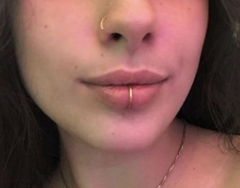 Piercing Ideas Face Lip, Lip Peircings Middle, Middle Lip Piercing Labret, Piercing Combos Face, Center Lip Piercing, Septum And Lip Piercing, Lip Hoop Piercing, Gold Face Piercings, Gold Lip Piercing