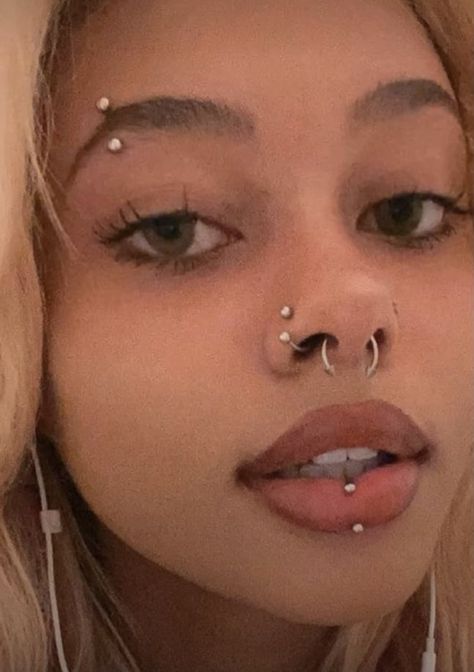 Eyebrow Piercing Diamond, Gold Eyebrow Piercing, Middle Lip Piercing, Lip Piercing Labret, Piercings Bonitos, Patchwork Tattoos, Cheek Piercings, Lip Piercing Jewelry, Cute Nose Piercings