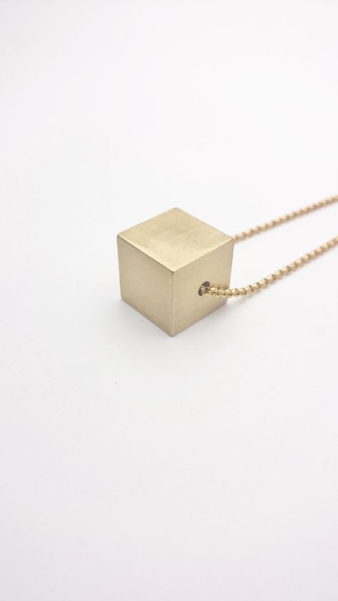 Collier cube géométrique minimaliste doré 3D pendentif laiton et longue chaînette acier inoxydable, collier minimaliste hypoallergénique by ArtyAri on… 3d Minimal, Industrial Necklace, Gold Cube, Cube Pendant, Cube Necklace, Photo Locket Necklace, Enamel Necklaces, Long Chain Necklace, Square Pendant