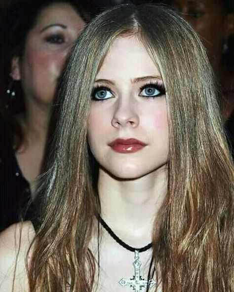 Rock N Roll Makeup, Avril Levigne, Rock Makeup, Avril Lavingne, Avril Lavigne Style, Pop Punk Fashion, Face Makeup Tips, Grunge Makeup, Avril Lavigne