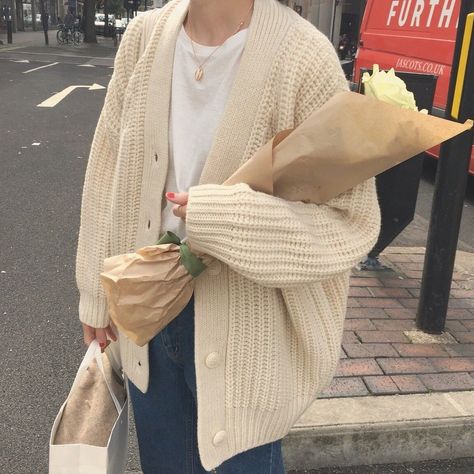 White Cardigan Outfit Aesthetic, Big Cardigan Outfit, Beige Cardigan Outfit, Chunky Cardigan Outfit, Cream Cardigan Outfit, Oversized Cardigan Outfit, White Cardigan Outfit, Cardigan Outfit Aesthetic, Oversized White Cardigan