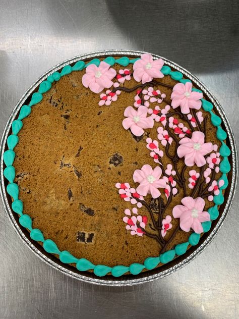 Cookie Slices Decorated, Cookie Cakes Ideas, Spring Cookie Cake Designs, Big Cookie Decorating Ideas, Spring Cookie Cake, Message Cookies Ideas, Cookie Cake Decorating Ideas Birthdays, Birthday Cookie Cake Designs, Simple Cookie Cake Designs