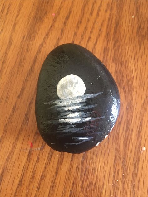 Rock Painting Ideas Ocean Theme, Artistic Rock Painting, Painted Rocks Black Background, Moon Rock Painting Ideas, Rock Painting Ideas Black Background, Black Painted Rocks Ideas, Black Painted Rocks, Black Rock Painting Ideas, Moon Painted Rocks