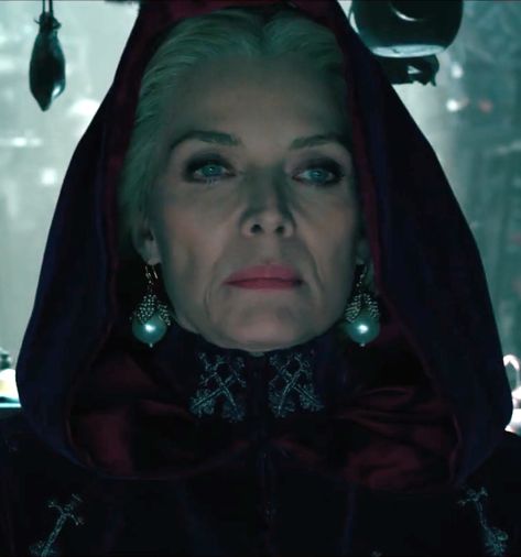 Michelle Pfeiffer as Queen Ingrith in the movie Maleficent Mistress Of Evil Michelle Pfeiffer Maleficent, Queen Ingrith, Maleficent Aesthetic, Maleficent Mistress Of Evil, Maleficent 2, Maleficent Movie, Mistress Of Evil, Medieval Gown, Female Villains