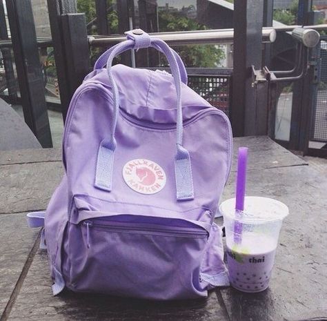 purple Kanken bag Books And Tea, Fjällräven Kånken, Purple Vibe, Lavender Aesthetic, Purple Backpack, Purple Love, All Things Purple, Geek Girls, Cute Backpacks