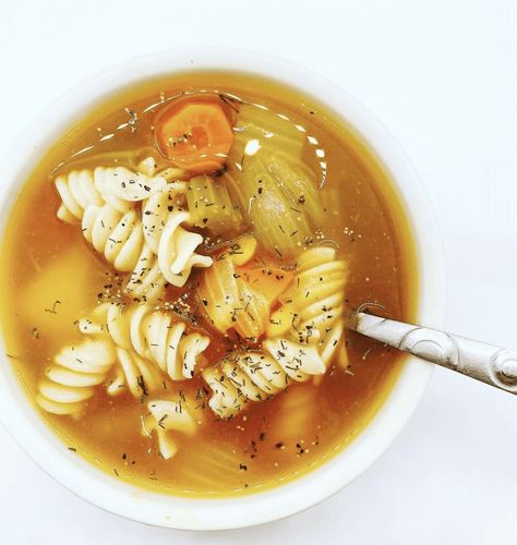 Nothing beats a classic chicken noodle soup! This recipe can be made gluten free, recipe on my blog! Gluten Free Chicken Noodle Soup, Veggie Noodle Soup, Low Histamine Diet, Chicken Chunks, Grab Food, Low Histamine, Gluten Free Noodles, Veggie Noodles, Noodle Soup Recipes