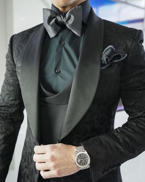 Sebastian Cruz Couture on Instagram: “🖤 Charcoal Grey & Black 🖤 Showcasing our latest Black Paisley Look with one of our latest Jumbo Bow Ties Perfect for your next statement 🙏🏻…” Business Casual For Men, Country Mens Fashion, Casual For Men, Male Suit, Dinner Jackets, Mens Fashion Coat, Black Suit Men, Dark Suit, Mens Fashion Wedding