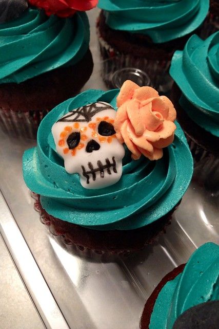 Sugar Skull Cakes, Birthday Cake Cupcakes, Day Of The Dead Cake, Cupcakes Halloween, Sunflower Wedding Cake, Frosting Flowers, Cupcake Decorating Tips, Cake Birthday Cake, Cupcake Birthday Cake