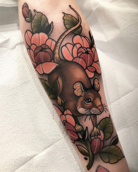 Neotrad Tattoos, Traditional Tattoo Animals, Neo Traditional Tattoos, Rat Tattoo, Tier Tattoo, Chihiro Y Haku, Mouse Tattoos, Tattoo Traditional, Traditional Tattoo Design