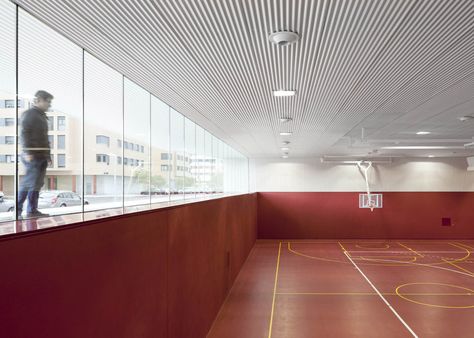 Recessed windows frame sports court in Salburúa Civic Center Gymnasium Architecture, Gym Architecture, Center Sport, Architecture Mapping, Sports Hall, Steel Framing, Leisure Center, Sport Hall, Sport Court