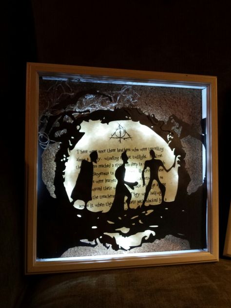 Harry Potter Deathly Hallows , Tale of the Three Brothers shadow box. Harry Potter Shadow Box Diy, Book Shadow Box Ideas, Harry Potter Shadow Box Ideas, Shadow Box Diy, The Three Brothers, Cumpleaños Harry Potter, Stile Harry Potter, Harry Potter Nursery, Harry Potter Room Decor