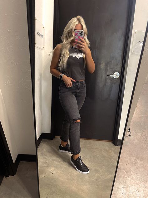 Ootd Hairstylist, Women Barbers Outfits, Hair Dresser Outfits Fashion, Salon Stylist Outfits, Cosmetology School Outfits Black, Cosmetology Outfits, Hair Salon Outfits, Cosmetology Outfits Ideas, Hairstylist Outfits For Work Summer