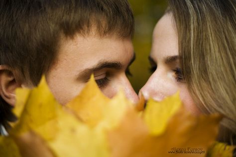 Unique! Kissing Poses, Engagement Photography Fall, Fall Engagement Shoots, Couples Inspiration, Fall Shoot, Couple Ideas, Engagement Pic, Couples Pictures, Couples Shoot