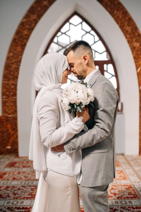 Mosque Wedding Dress, Couple In Mosque, Mosque Wedding Photography, Nikah Photos, Mosque Wedding, Nikkah Couple, Nikkah Pictures, Muslim Wedding Photos, Muslim Photos