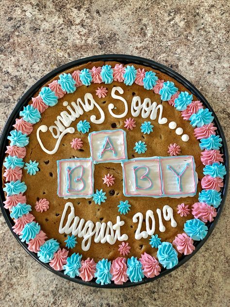 Cookie Cake Pregnancy Announcement Gender Reveal Cookie Cake, Baby Cake Announcement, Baby Announcement Cake Ideas, Dessert Pregnancy Announcement, Pregnancy Cake Announcements, Pregnancy Announcement Cake Ideas, Pregnancy Cake Ideas, Food Pregnancy Announcement, Cookie Pregnancy Announcement