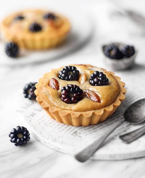 Taco Hand Pies, Apple Pie Pops, Blueberry Hand Pies, Food Photography Fruit, Hand Pies Savory, Fried Apple, Fried Apple Pies, Frangipane Tart, Hand Pie Recipes