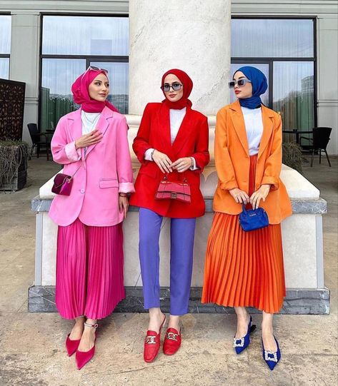 Color Block Hijab Outfit, Color Blocking Outfits Classy, Colour Blocking Fashion, Colour Combinations Fashion, Color Combos Outfit, Trendy Outfit Ideas, Color Blocking Outfits, Neon Outfits, Color Combinations For Clothes