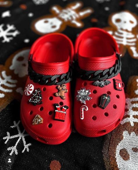 Christmas Crocs Shoes, Themed Crocs, Croc Designs, Halloween Crocs, Crocs With Charms, Crocs Ideas, Custom Crocs, Holidays Ideas, Crocs Fashion