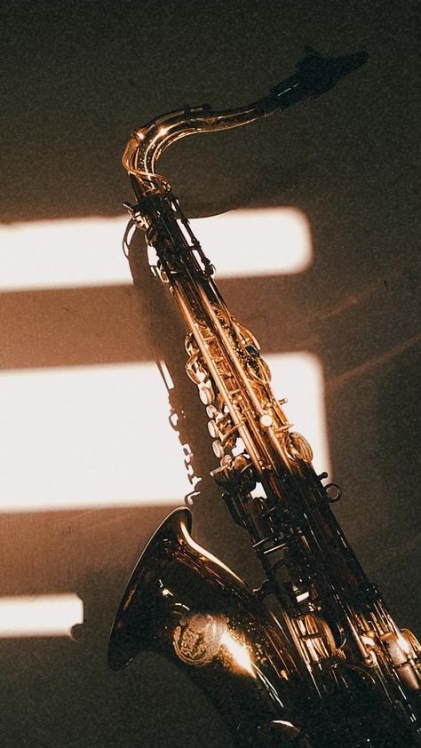 Foto do instrumento sax tenor na luz do sol Bari Saxophone, Jazz Saxophone, Saxophone Music, Saxophone Sheet Music, Band Nerd, Fraggle Rock, Music Motivation, Band Kid, Alto Sax