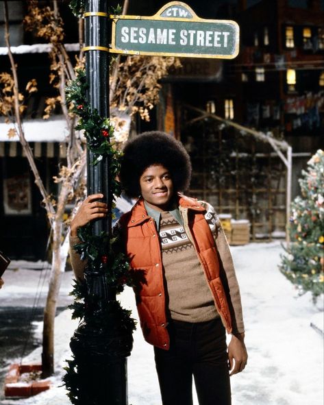 On this date in 1978 Michael brought holiday season cheer to primetime TV audiences with his appearance on the CBS TV special “A Special Sesame Street Christmas.” Boggie Man, Michael Jackson Christmas, Young Michael Jackson, Sesame Street Christmas, Michael Jackson Quotes, Michael Jackson Thriller, Michael Jackson Smile, Joseph Jackson, Michael Jackson Pics