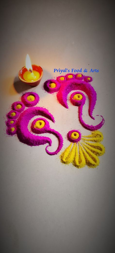 Easy Rangoli For Choti Diwali, Flower Rangoli Decoration Ideas, Lakshmi Feet Rangoli Designs, Lakshmi Charan Rangoli, Lakshmi Rangoli Designs Diwali, Navratri Simple Rangoli Designs, Rangoli For Mandir, Navratri Rangoli Easy, Laxmi Pair Rangoli