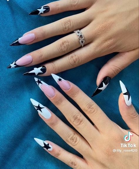 There's a new beauty trend taking over Instagram and it's absolutely stunning. Say hello to "quartz nails". Rock Star Nails Designs, Long Y2k Nails, Fashion Manifestation, Mom Nails, Rock Star Nails, Nails Board, Clear Nail Designs, Delicate Hands, Star Nail Designs