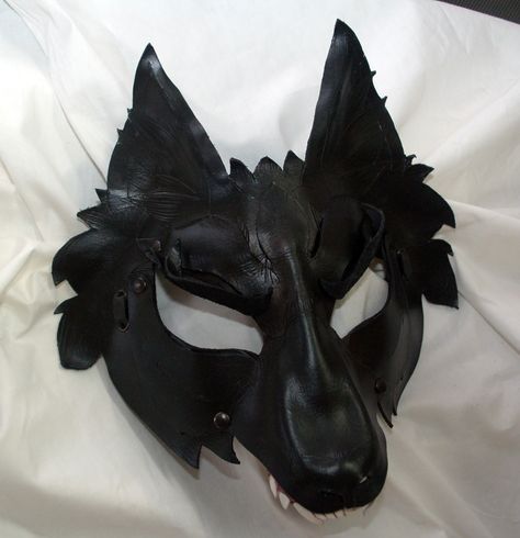 Ʀҽɖ Big Bad Wolf Costume, Wolf Halloween Costume, Diy Fantasia, Leather Cosplay, Wolf Black, Wolf Costume, Wolf Mask, Cosplay Mask, Neverending Story