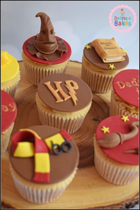 Book Themed Cupcakes, Cupcakes Harry Potter, Harry Potter Birthday Cake Ideas, Tort Harry Potter, Harry Potter Treats, Harry Potter Desserts, Gateau Harry Potter, Recipes Cupcakes, Harry Potter Cupcakes