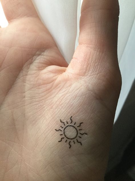 Cute Sun Tattoos Simple, Tiny Sun Tattoo, Smiley Tattoo, Handpoke Tattoo, Sun Tattoos, Stylist Tattoos, Discreet Tattoos, Sun Tattoo, Tattoo Feminina