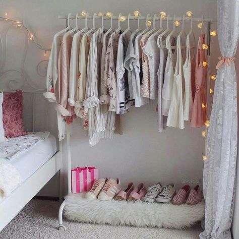 Ideas para que tu clóset sin puertas deje de verse feo Closet Organisation, Bilik Idaman, Creative Closets, Closet Hacks, Clothes Closet Organization, Hiasan Bilik, Dekorasi Kamar Tidur, Xmas List, غرفة ملابس