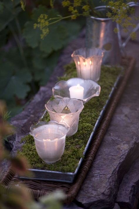 Another cool idea.  The votive holders are random glass shades that you find on ceiling fans.  The filler could be anything:  conversation hearts for Valentine's Day, curly ribbon, flowers, etc. Diy Outdoor Lighting, Tafel Decor, Plant Tray, Rooms Ideas, Candle Lanterns, Lighting Ideas, Diy Lighting, Garden Lighting, Diy Outdoor