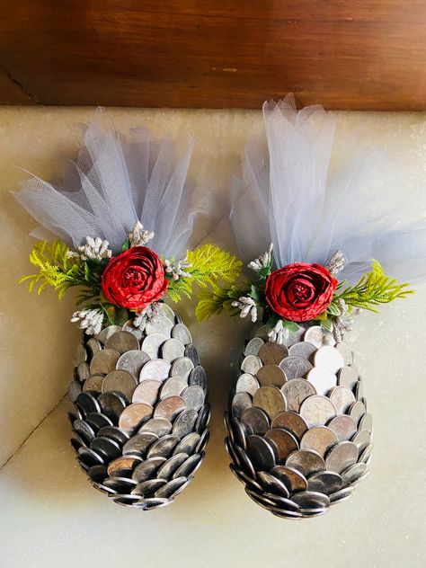 Shreefal Decoration Idea Flower, Wedding Chaab Decoration, Engagement Kavidi Ideas, Mamera Decoration Ideas, Coconut Packing For Wedding, Shreefal Decoration Idea, Shrifal Decoration Ideas, Shrifal Decoration For Engagement, Rukhwat Ideas Indian Weddings