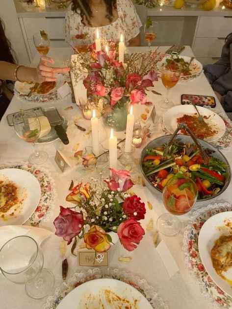 Friend Dinner Party Aesthetic, Dinner Party Birthday Aesthetic, Winter Birthday Dinner Party, Seventeenth Birthday Aesthetic, Birthday Dinner Party Food, Unique Party Decoration Ideas, Seventeenth Birthday Ideas, Friends Birthday Aesthetic, Small Birthday Dinner