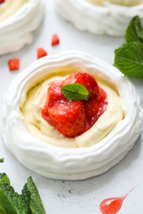 Meringue Nests Recipe (Best Filling) - My Morning Mocha Meringue Nests, How To Make Meringue, Strawberry Meringue, Chocolate And Strawberry, Mini Pavlova, Chocolate Ganache Filling, White Chocolate Ganache, Chocolate Cream Cheese, Strawberry Filling