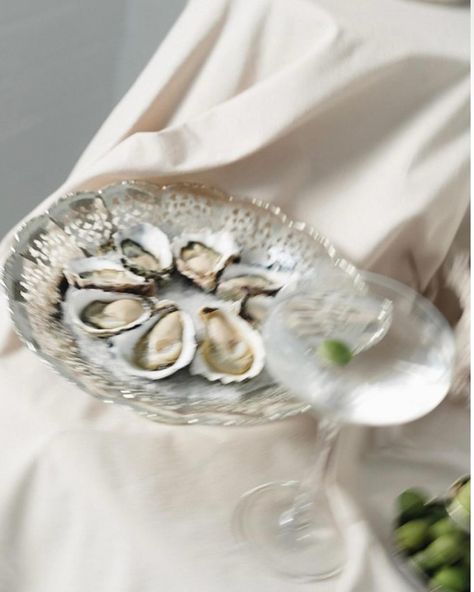 We are oyster gals forever here at FW, so we are allll about a raw bar for your big day! Who’s having one? Let us know👇 Images from @pinterest @the_lane @le_supper.club @shuckyeah.bydawsons Oysters Wedding, Bride Suit, Anti Bride, Fresh Oysters, Raw Bars, Wedding Money, Oyster Bar, Delicious Drinks, Wedding Look