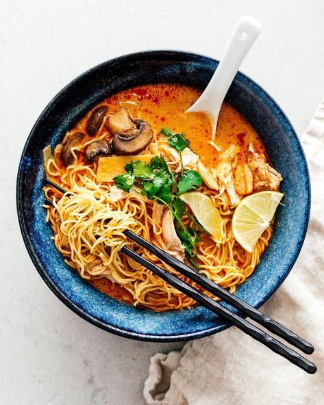 15 Minute Thai Red Curry Ramen Recipe | www.iamafoodblog.com Red Curry Ramen, Burger Vegetarian, Sandwich Vegetarian, Makanan Cepat Saji, Curry Ramen, Ramen Recipe, Cibo Asiatico, Ramen Noodle Recipes, Ramen Recipes