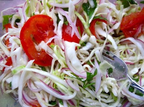 Ensalada de Repollo con Tomate (Cabbage and Tomato Salad) - my Colombian recipes Dominican Cabbage Salad, Columbian Food, Cabbage Salsa, Columbian Recipes, Paleo Vegetables, Colombian Recipes, Latin Dishes, Healthy Sandwich Recipes, Dominican Republic Travel