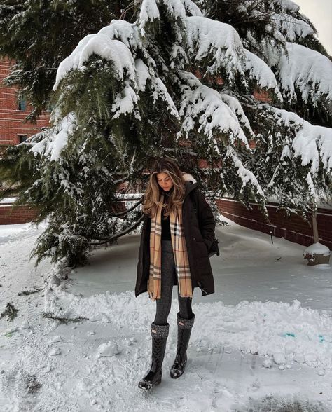 Winter Hunter Boots Outfit, Burberry Shawl Outfit, Rainboot Outfits Winter, Burberry Winter Outfits, Hunter Boots Aesthetic, Burberry Scarf Outfit Casual, Burberry Scarf Outfit Winter, Burberry Rain Boots Outfit, Hunter Boots Outfit Winter