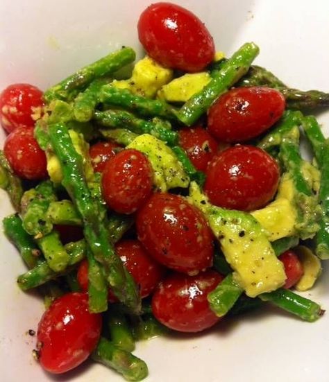 Tomato And Avocado Salad, Think Food, Avocado Salad, Lunch Snacks, Summer Salads, Delicious Salads, Dijon, Soup And Salad, I Love Food