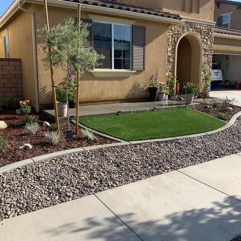 Fake Grass Ideas, The Best Chicken Tetrazzini Recipe, Desert Front Yard Landscaping, Front Yard Steps, Desert Front Yard, Front Pathway, Yard Steps, Landscaping Pavers, Front Yard Designs