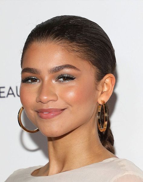 5 Eyebrow Mistakes to Avoid - PureWow Zendaya Eyebrows, Beauty Hacks Eyelashes, Daily Beauty Tips, Eyebrow Shapes, Beauty Therapy, Cream Makeup, Perfect Eyebrows, Eyebrow Shape, Eyebrow Shaping