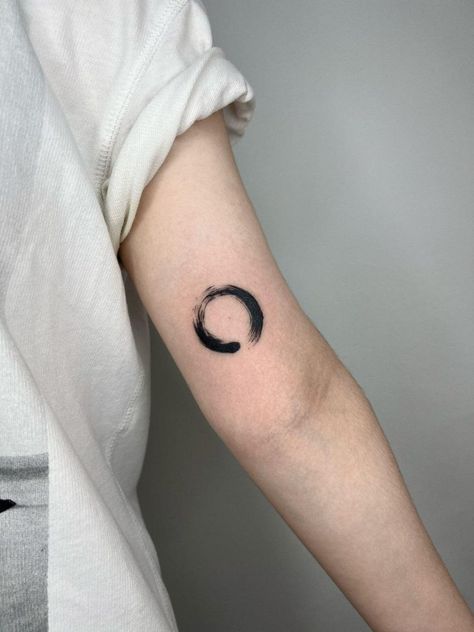 Enso Tattoo Ideas, Enso Symbol Tattoo, Enso Circle Tattoo, Orb Tattoo, Arrival Tattoo, Enzo Tattoo, Enso Tattoo, Zen Tattoo, Round Tattoo